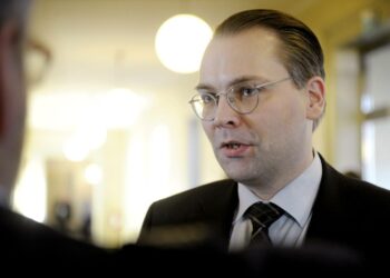 Perussuomalaiset ei hyväksy armeijan säästöjä, vaan tekee asiasta välikysymyksen. Kuvassa puolustusvaliokunnan perussuomalainen puheenjohtaja Jussi Niinistö.