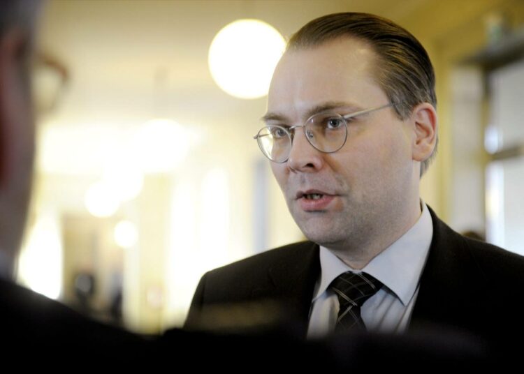 Perussuomalaiset ei hyväksy armeijan säästöjä, vaan tekee asiasta välikysymyksen. Kuvassa puolustusvaliokunnan perussuomalainen puheenjohtaja Jussi Niinistö.