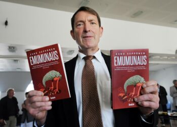 Esko Seppänen Emumunaus-kirjansa julkistamistilaisuudessa tiistaina.
