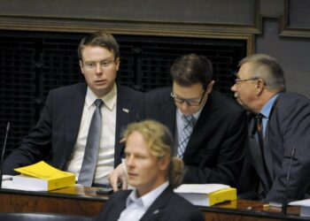 Perussuomalaisten Vesa-Matti Saarakkala, Olli Immonen, Pentti Oinonen sekä edessä Juho Eerola eduskunnan täysistunnossa keskiviikkona.