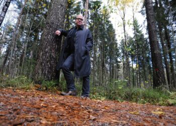 Markku Rönkkö iloitsee siitä, että kaupungissakin on vielä metsää jäljellä. Kuva Keskuspuistosta Helsingin Paloheinästä.