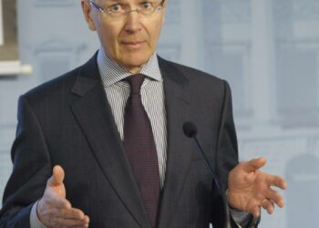 Pekka Ala-Pietilä johtamansa ICT 2015 -työryhmän raportin julkistamistilaisuudessa torstaina.