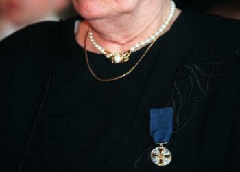 Vuodesta 1946 äideille on myönnetty Suomen Valkoisen Ruusun ritarikunnan I luokan mitali kultaristein.