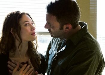 Rakastavaiset (Olga Kurylenko ja Ben Affleck) kurkottavat toisiaan kohti sekä Pariisin silloilla että Oklahoman tasangoilla.