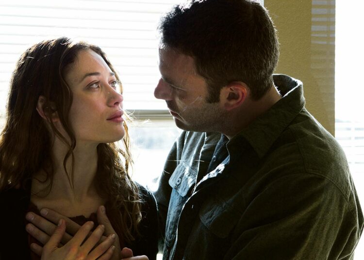 Rakastavaiset (Olga Kurylenko ja Ben Affleck) kurkottavat toisiaan kohti sekä Pariisin silloilla että Oklahoman tasangoilla.