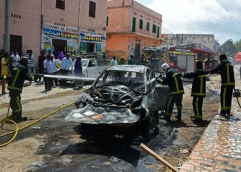 Turvattomuus on taas kasvussa Somalian pääkaupungissa. Autopommin jälkiä siivotaan Mogadishussa.