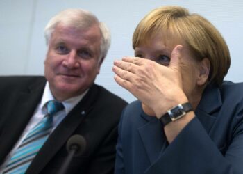 Angela Merkel voitti vaalit niin ylivoimaisesti, että hallituksen muodostaminen on tavallista hankalampaa. Vasemmalla baijerilaisen liittolaispuolueen CSU:n johtaja Horst Seehofer.