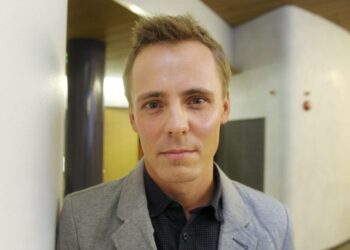 Näyttelijä Jasper Pääkkönen syyttää kansanedustaja Jörn Donneria epätotuuksien levittämisestä lohiasiassa.