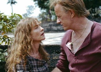 White Material on elokuva ranskalaisperheestä, joka taistelee kahviplantaasistaan afrikkalaisessa maassa. Kuvassa Isabelle Huppert ja Christopher Lambert.
