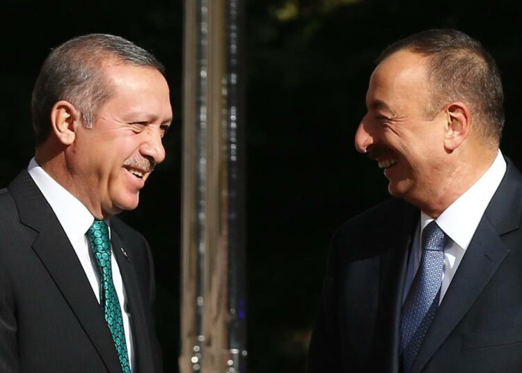 Turkin pääministeri Recep Tayyip Erdogan (vas.) toivotti Azerbaidžanin presidentin Ilham Alijevin tervetulleeksi Ankaraan viime viikolla.