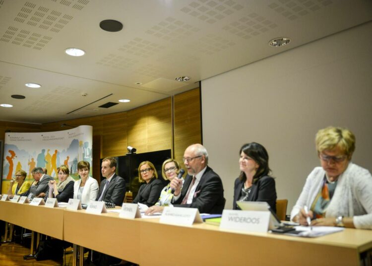 Vasemmalta Leena Rauhala (kd), Tapani Tölli (kesk), Juha Rehula (kesk), Hanna Mäntylä (Ps), Peruspalveluministeri Susanna Huovinen, Jouni Backman (Sdp), Sosiaali- ja terveysministeri Laura Räty, Liikenne- ja kuntaministeri Paula Risikko, Erkki Virtanen (vas), Outi Alanko-Kahiluoto (vihr) ja Ulla-Maj Wideroos (r) Sote-uudistuksen sovun tiedotustilaisuudessa keskiviikkona.