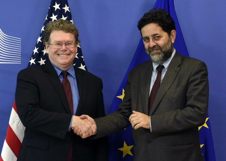 EU:n pääneuvottelija Ignacio Bercero (oik) ja Yhdysvaltain pääneuvottelija Dan Mullaney aloittivat TTIP-neuvottelut 14. heinäkuuta Brysselissä.