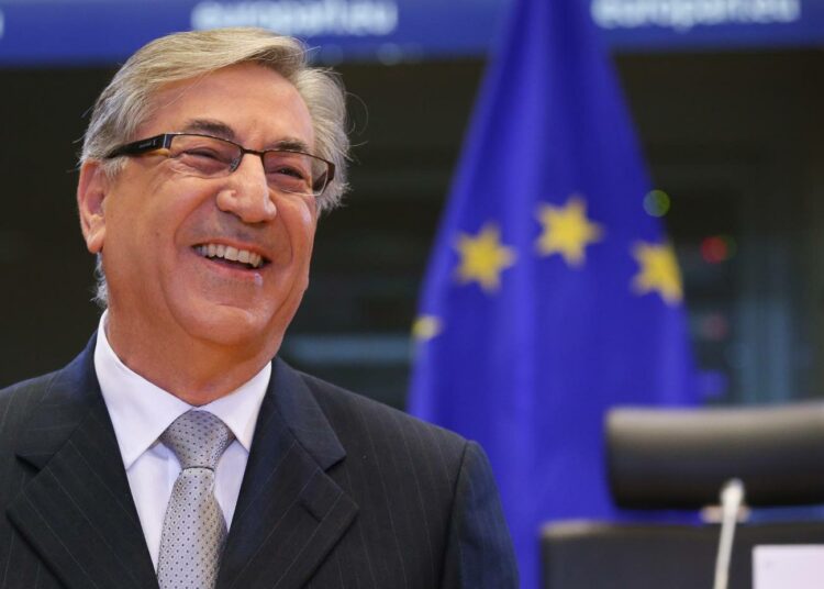 Ympäristö-, kalastus- ja merenkulkukomissaariksi ehdolla oleva maltalainen Karmenu Vella europarlamentin kuulemistilaisuudessa maanantaina.