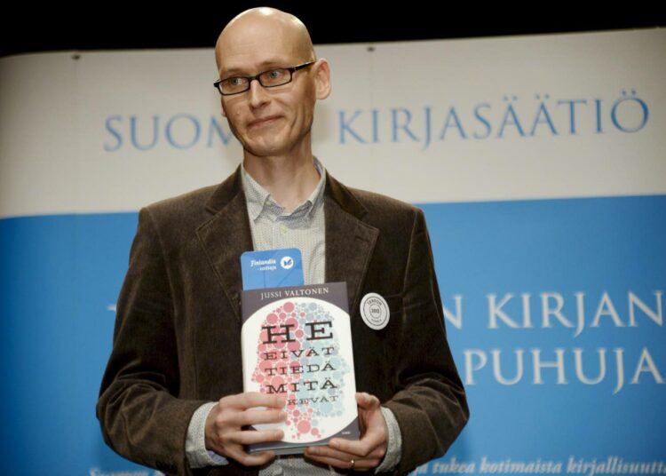 Kirjailija Jussi Valtosen  romaani "He eivät tiedä mitä tekevät" on viiltävän älykäs ja vaikuttava.