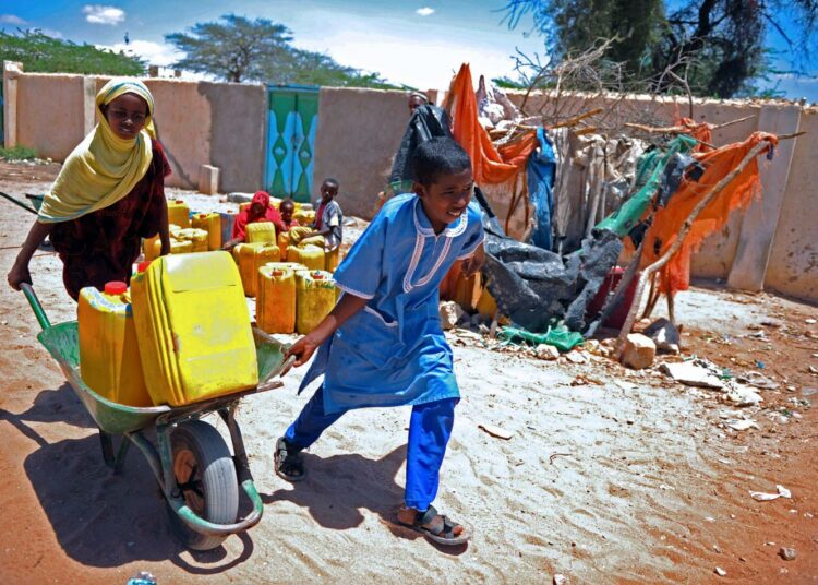Yli miljardin asukkaan Afrikassa puhdas vesi puuttuu 300 miljoonalta, arvioi YK:n ympäristöjärjestö Unep.