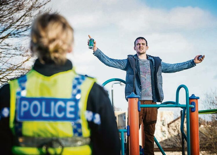 Pikkukaupunkia myrkyttää huumerinki, jota naisylikonstaapeli koettaa saada aisoihin.