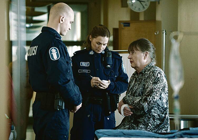 Poliisikin voi saada tarjouksen, joka pistää miettimään tulevaisuutta. Kuvassa Riku Nieminen, Leena Pöysti ja Riitta Elstelä.
