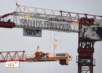 Aktivistit kiipesivät Helsingin Kalasatamassa SRV:n työmaalla kahteen nosturiin perjantaina.
