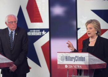 Bernie Sanders ja Hillary Clinton demokraattien vaaliväittelyssä Iowan Des Moinesissa marraskuussa.