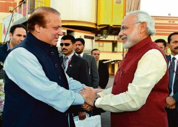 Pakistanin pääministeri Nawaz Sharif (vas.) oli Lahoren lentokentällä vastaanottamassa Intian pääministeriä Narendra Modia, kun tämä saapui joulupäivänä yllätysvierailulle Pakistaniin.