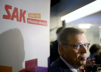 SAK:n puheenjohtaja Lauri Lyly suosittelee järjestön työvaliokunnalle neuvottelujen aloittamista.