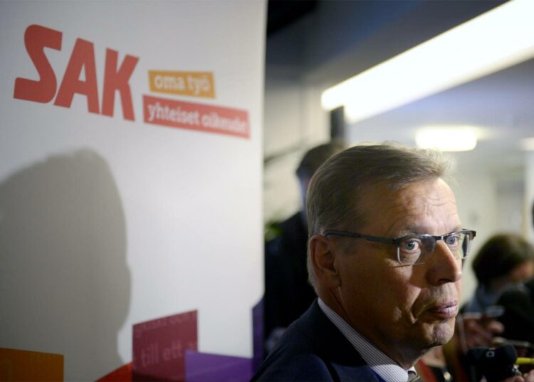SAK:n puheenjohtaja Lauri Lyly suosittelee järjestön työvaliokunnalle neuvottelujen aloittamista.