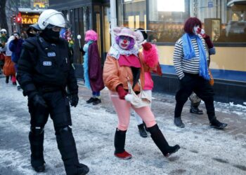 Poliisi otti viime viikonloppuna Tampereella kiinni äärioikeistolaisia katupartioita vastustavia klovneja. Poliittisen väkivallan tutkija Marko Tikka pitää poliisin toimintaa erikoisena.