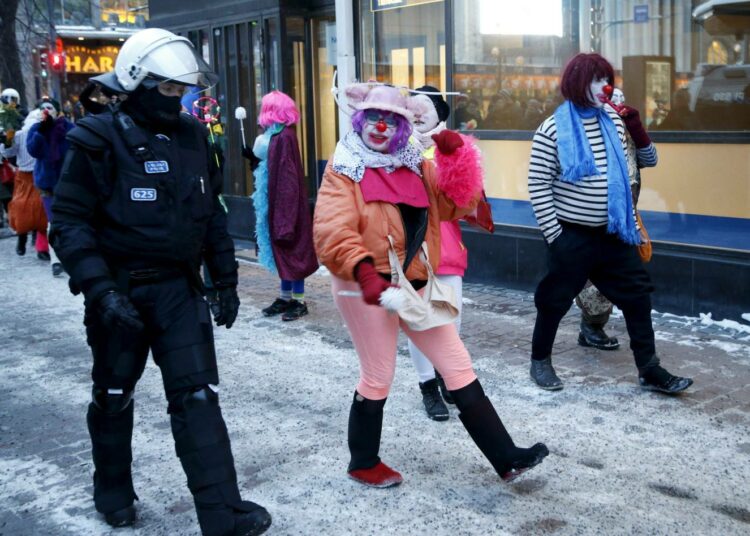 Poliisi otti viime viikonloppuna Tampereella kiinni äärioikeistolaisia katupartioita vastustavia klovneja. Poliittisen väkivallan tutkija Marko Tikka pitää poliisin toimintaa erikoisena.