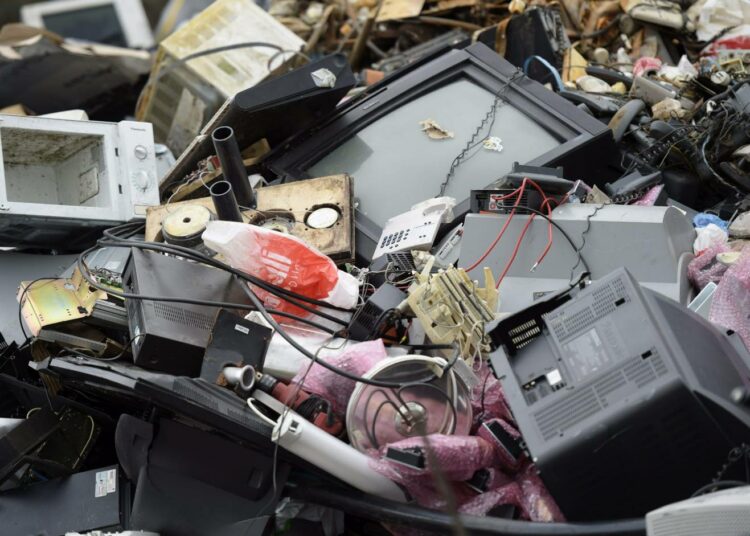 Komission ehdotus tuo mukanaan monenlaisia muutoksia esimerkiksi pakkauksia, kaatopaikkoja ja elektroniikkajätettä koskeviin jätedirektiiveihin.