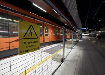 Metrojuna rakenteilla olevan Länsimetron Koivusaaren asemalla.
