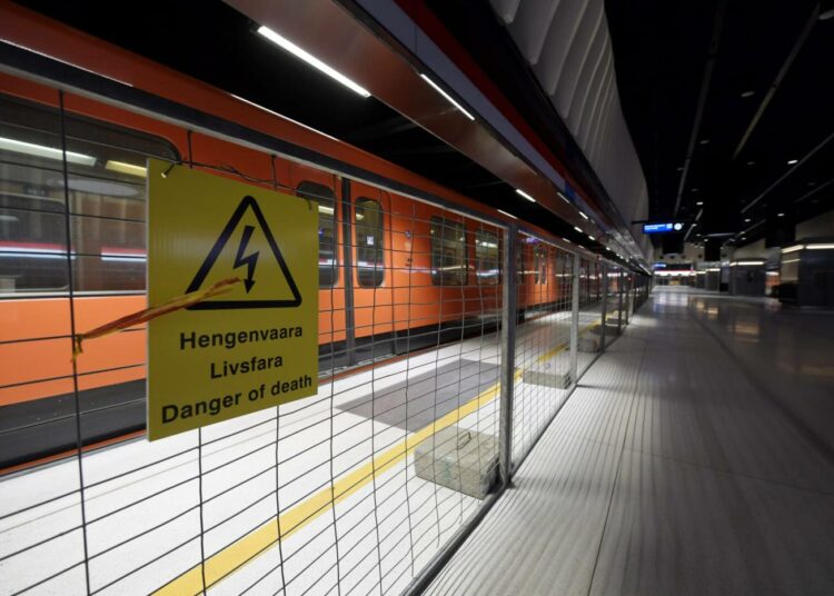 Metrojuna rakenteilla olevan Länsimetron Koivusaaren asemalla.