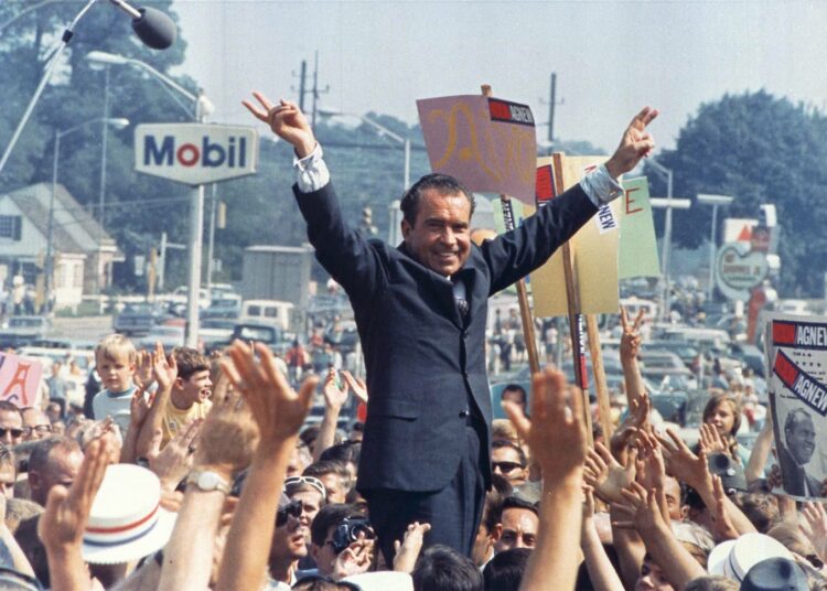 Richard Nixon käymässä vuoden 1968 vaalikampanjaa.
