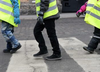 Lastensuojelun keskusliitto on huolissaan moniongelmaisten perheiden palveluista. Koululaisia liikenneturvallisuustapahtumassa Helsingissä maaliskuussa.