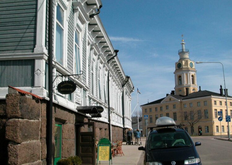 Väkilukuun suhteutettuna suurimpiin asukasmäärän menettäjiin kuuluu muun muassa Hamina,