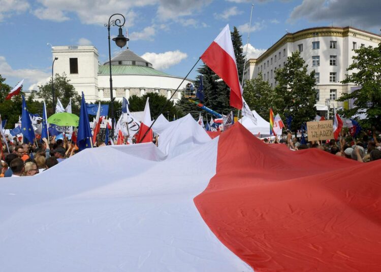 Puolan parlamentin edustalla on pidetty viime päivinä jatkuvia mielenosoituksia hallituksen hanketta vastaan.
