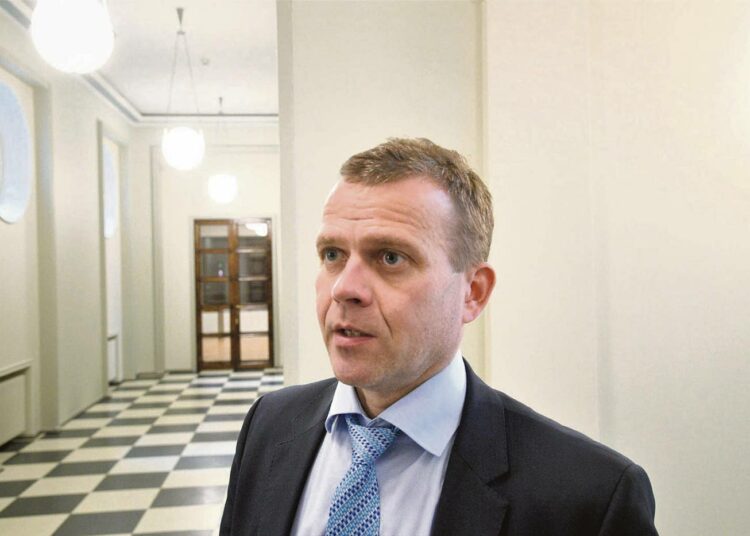 Valtiovarainministeri Petteri Orpo (kok.) hehkuttaa Suomen talouskasvun olevan väkevää ja vaatii työntekijöiltä palkkamalttia.