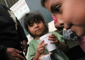 Perulaisille lapsille jaettiin ravitsevaa suklaajuomaa joulukuussa 2004.