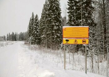Sotilasalueesta ja kuvauskiellosta kertova kyltti Jyväskylän varuskunnan ulkopuolella, missä sijaitsee Viestikoekeskus.