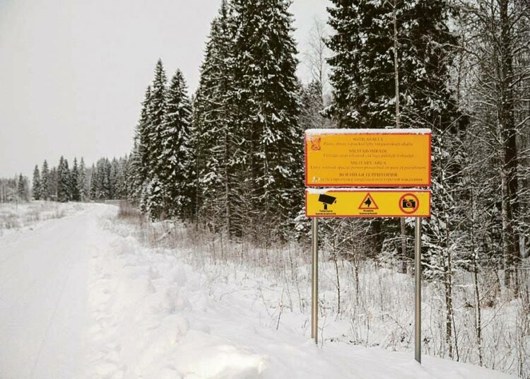Sotilasalueesta ja kuvauskiellosta kertova kyltti Jyväskylän varuskunnan ulkopuolella, missä sijaitsee Viestikoekeskus.