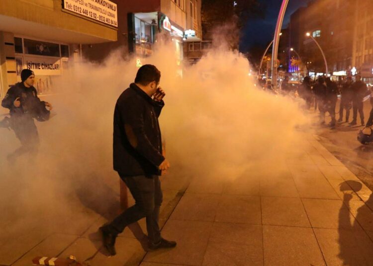 Turkin poliisi käytti kovia otteita maan pääkaupungissa Ankarassa mielenosoittajia vastaan, jotka protestoivat hyökkäystä kurdialueelle. Kuva on sunnuntailta, jolloin Suomen ulkoministeri Timo Soini muisteli menneitä presidentinvaaleja.
