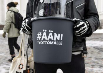 Aktiivimallin vastainen mielenosoitus Helsingissä 2.2. Jo ennen aktiivimallin aiheuttamia uusia leikkauksia hallitus on murjonut työttömien perusturvaa.