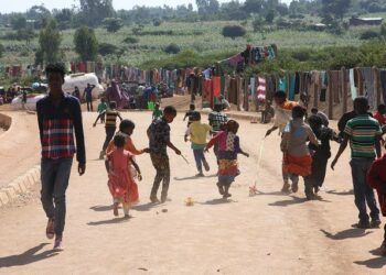 Afrikka ei tarjoa tarpeeksi työtilaisuuksia nuorelle ja kasvavalle väestölleen. Etiopian oromo-kansan jäseniä tilapäisleirissä, jonne he pakenivat levottomuuksia viime syksynä.