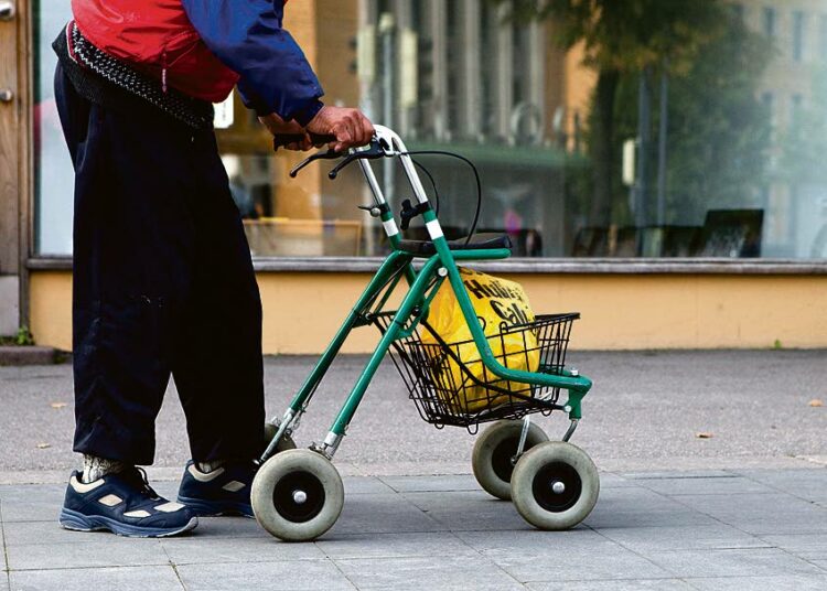 Työkyvyttömyyden kautta eläkkeelle joutuneiden eläketaso on heikentynyt verrattuna suoraan työelämästä vanhuuseläkkeelle siirtyneisiin.