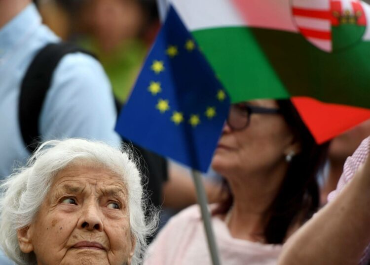 Orbánin Fidesz-puolue sai huhtikuun vaaleissa kahden kolmasosan enemmistön parlamenttiin. EU:n ja Unkarin lippua kantava nainen osallistui hallituksen vastaiseen mielenosoitukseen Budapestissä 8. toukokuuta.