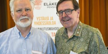 Oululainen Martti Korhonen (vas.) valittiin edustajakokouksessa jatkamaan toisen kolmivuotiskauden Eläkeläiset ry:n puheenjohtajana, ja Kalevi Kivistö jatkaa valtuuston puheenjohtajana.
