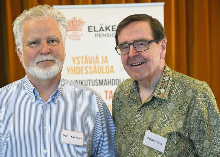 Oululainen Martti Korhonen (vas.) valittiin edustajakokouksessa jatkamaan toisen kolmivuotiskauden Eläkeläiset ry:n puheenjohtajana, ja Kalevi Kivistö jatkaa valtuuston puheenjohtajana.