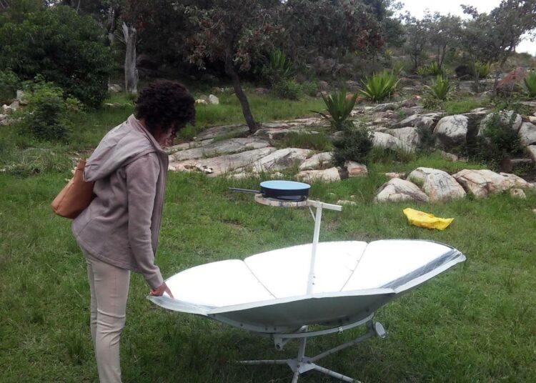 Naiset ovat kiinnostuneita keittimistä, joita esitellään eri puolilla Zimbabwea järjestettävillä aurinkoenergiamessuilla.