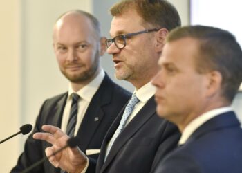 Hallituksen johtotrio tiedotti keskiviikkona budjettiriihen tuloksista. Kuvassa ministeri eurooppa-, kulttuuri- ja urheiluministeri Sampo Terho (sin.), pääministeri Juha Sipilä (kesk.) ja valtiovarainministeri Petteri Orpo (kok.).