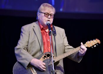 Pitkän linjan ay-aktiivi, muusikko Jussi Raittinen lauloi työväenlauluja SAK:n tilaisuuden aluksi.