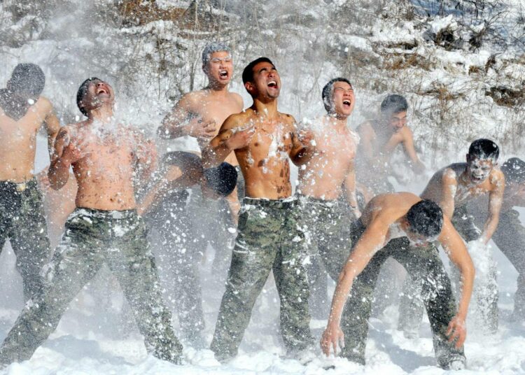 Etelä-Korean erikoisjoukkojen sotilaita talviharjoituksissa Pyeonchangissa viime tammikuussa.